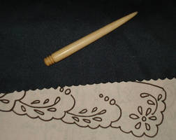 Locher - костяная палочка, употребляемая при технике вышивания, называемой "дырочки". Конусообразная форма палочки позволяет делать дырочки разного размера.