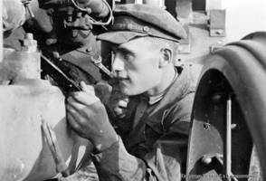 Комбайнер, стахановец МТС, комсомолец Г.К. Финк по окончании смены осматривает машину. 1938 г.