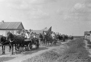 The Red Wagon Train of the Neu-Warenburg collective is accompanied by a brass band on their way to a reserved supply station, 1933.