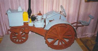 Макет первого советского трактора "Карлик", выпускавшегося на заводе "Коммунист" в Марксштадте.
