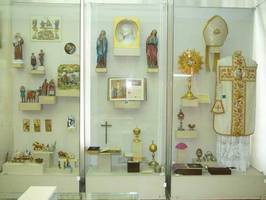 Экспозиция скульптурного творчества (левая витрина) и церковной утвари из католического собора Св. Клеменса.