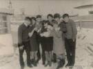 Я (в центре в светлой блузке) со своими друзьями. Поселок Иртышск, Павлодарской области. Фото 1969 г.
